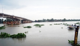 4 người đàn ông vật lộn với dòng nước cứu cô gái nhảy sông tự tử