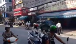 Clip: Va chạm giao thông, tài xế taxi cầm xẻng đuổi đánh người