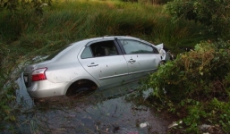 Xe ô tô lao xuống ruộng, 4 người chết ngạt