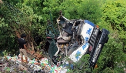 Xe tải lao xuống vực, 2 người thương vong