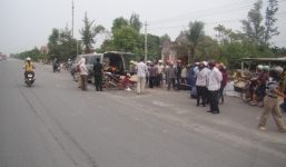 Bánh xe container văng ra giữa đường, 2 mẹ con chết thảm