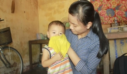 Cô sinh viên nghèo gạt nước mắt rời giảng đường