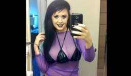 Người phụ nữ có 3 bầu ngực bị mẹ xa lánh