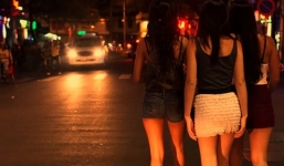 Tranh luận “hợp pháp hóa mại dâm” Việt Nam xôn xao báo nước ngoài