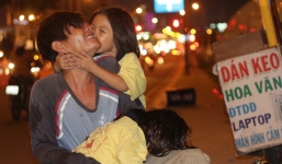 Cận cảnh cuộc sống cha nghèo nuôi hai con gái nhỏ trên vỉa hè Sài thành