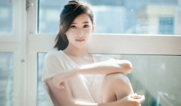 'Cô bé trà sữa' đẹp tinh khôi bên khung cửa sổ