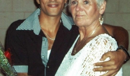 Chàng trai bồi bàn 21 tuổi trúng ái tình cụ bà 70 tuổi