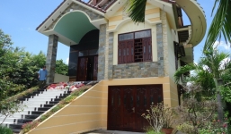 Hoa khôi 15 tuổi dàn cảnh đánh ghen để cướp chấn động miền Tây