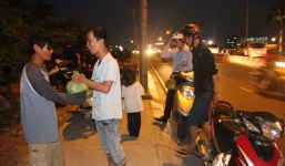 Dân mạng tấp nập đến giúp đỡ bố con ở túp lều trước cao ốc