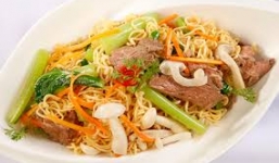 Cách xào mì tôm trứng, thịt bò cực giòn ngon mà đơn giản