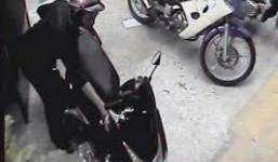 Thiếu nữ bị bắt khẩn cấp vì trộm môtô