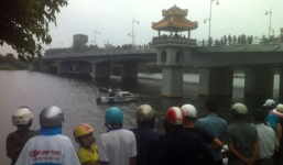 Bà mẹ đơn thân nhảy cầu tự tử, con nhỏ học lớp 4 bơ vơ