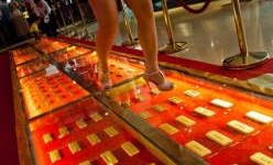 Đại gia chơi ngông dùng hàng trăm kg vàng lót đường đi