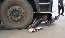 Xe máy bị cuốn vào gầm xe tải, hai người trọng thương