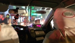 Những chiêu trấn lột khách táo bạo của giới taxi đểu