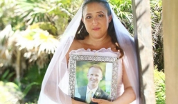 Xúc động cô dâu ôm di ảnh của chú rể trong bộ áo cưới