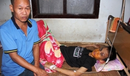 Bạo hành bé trai 14 tuổi vì làm bẩn giường