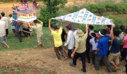 Học sinh lớp 3 rơi xuống mương nước chết thương tâm