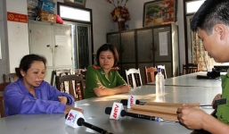 Kẻ đổ rượu vào mồm, làm gãy 4 răng bé gái 2 tuổi bị bắt giam