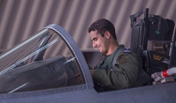 Hoàng tử đẹp trai Ả Rập đích thân không kích Syria