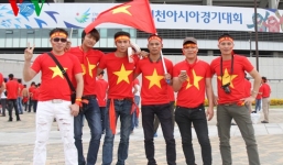 CĐV 'nhuộm' đỏ sân Hàn Quốc để cổ vũ cho U23 Việt Nam
