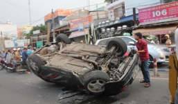 Mất lái, xe ô tô lao xuống cống, lật ngửa