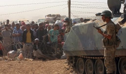 Thổ Nhĩ Kỳ dàn xe tăng dọc biên giới ngăn làn sóng tị nạn chạy trốn IS