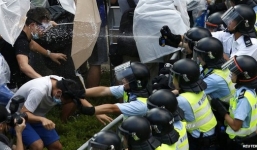 Chùm ảnh: Cảnh sát Hồng Kông bắn đạn hơi cay “vật lộn” với người biểu tình