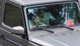 Cường Đôla lái xế độc đưa Hà Hồ và Subeo đi xem show thiếu nhi