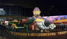 Cabin đu quay đứt văng khỏi trục, 3 bố con bị ném xuống đất