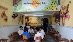 Cô bé 9 tuổi mở quán cà phê độc đáo tại Sài Gòn