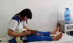 Hai nữ sinh ở miền Tây bị rắn độc cắn trong đêm