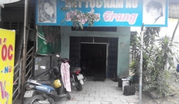 Cháy tiệm hớt tóc, chủ quán bê bết máu nằm ngoài cửa