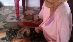 Kỳ dị chiếc 'sừng trâu' mọc trên đầu gối cụ bà Nam Định