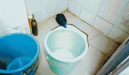 Mải chơi điện thoại, mẹ để con chết đuối trong nhà tắm