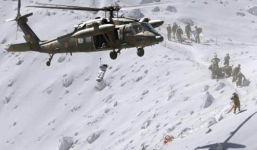 Nhật Bản điều động trực thăng giải cứu người mắc kẹt trên núi lửa