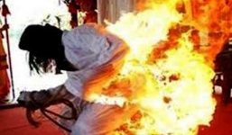 Người phụ nữ biến mình thành đuốc sống để trốn nợ lô đề