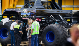 'Xe điên' khổng lồ khiến đám đông hỗn loạn và cán chết 3 người