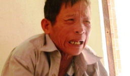 Cho con đi học, bị ném phân thối vào nhà