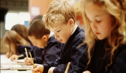 Vì sao con gái học giỏi hơn con trai?