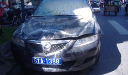 Ô tô biển xanh bất ngờ bốc cháy khi đang lưu thông