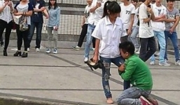 Tỏ tình bị từ chối, chàng trai ôm chân bạn gái van nài