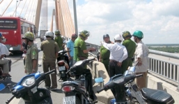 Bỏ lại xe tay ga, iPhone, thiếu nữ nhảy cầu tự tử