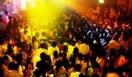 Vác mã tấu cướp tiền đi bar thác loạn