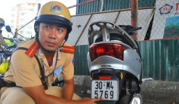 Bà lão nhận lại xe tay ga sau 4 năm bị mất trộm