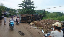 Xe tải mất phanh đâm vào nhà dân, 9 người nhập viện