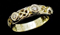 Chàng trai ròng rã đãi vàng làm nhẫn cưới