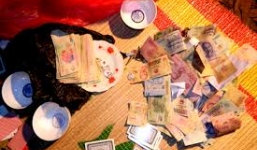 Bắt quả tang hiệu trưởng sát phạt trên chiếu bạc