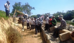 Thi công bờ kè, ủi mất 23 ngôi mộ