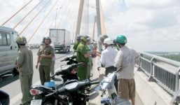 Thiếu nữ bỏ lại xe ga, iPhone nhảy cầu Rạch Miễu tự tử đã được cứu sống